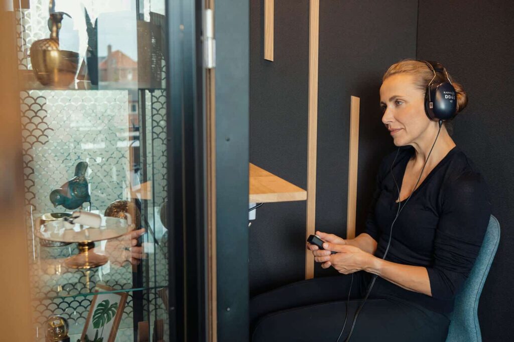 Kvinde tager en høreprøve for at fastslå "Skal jeg have nyt høreapparat?"