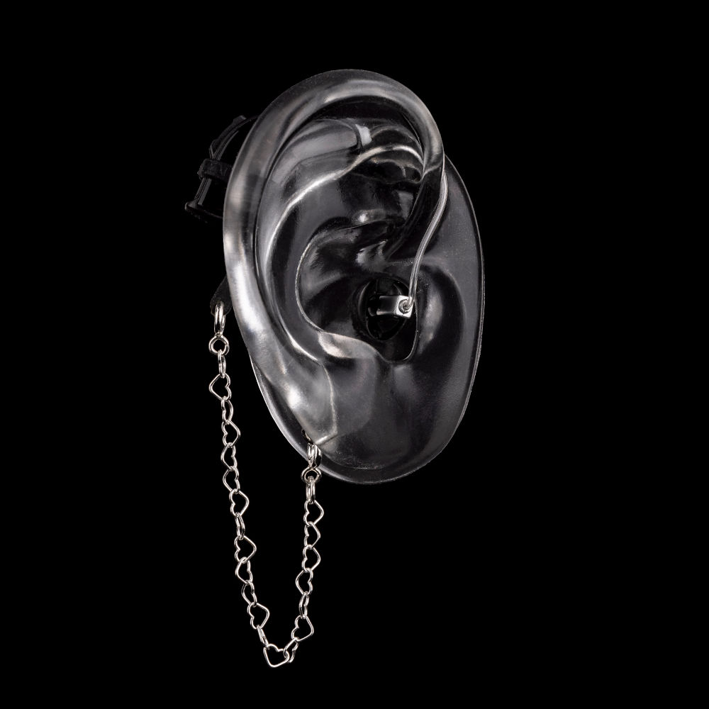 SCC Small Heart sikkerhedskæde er et høreapparatsmykke fra DEAFMETAL