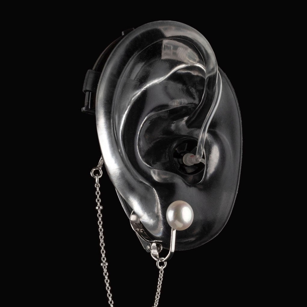 Clip-on Pearl fra DEAFMETAL høreapparatsmykker