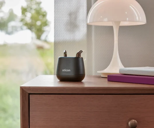 Oticon_Intent_Still_Life_miniRITE_Charger_Nightstand_MS_0406-scaled