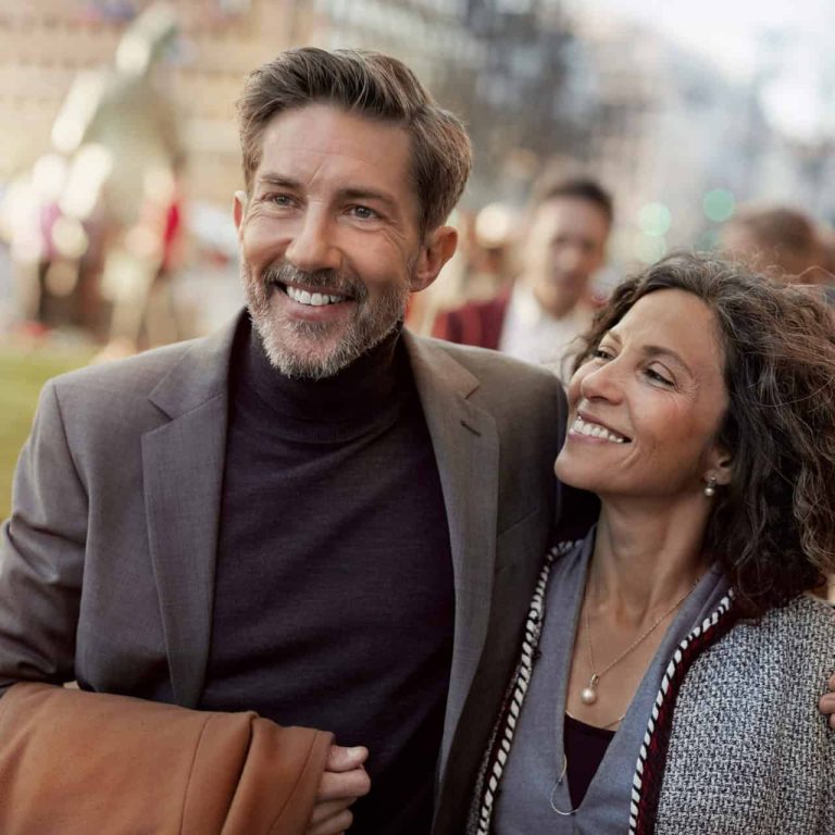 Oticon_Opn_S_Couple_in_City_MG_9377_300dpi_C_Oticon-scaled