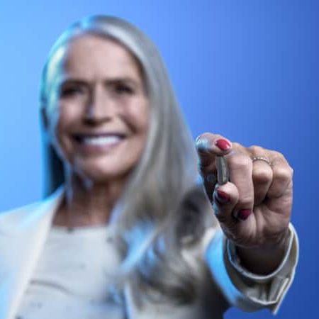 Signia_2021H12_older_woman_holding_HA