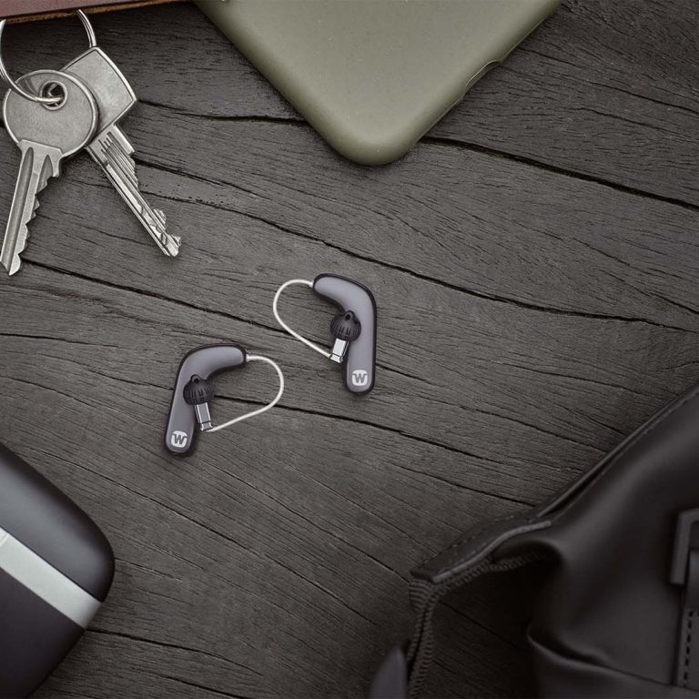 Widex_SmartRIC_charger-on-table_bag_1920x1080-1