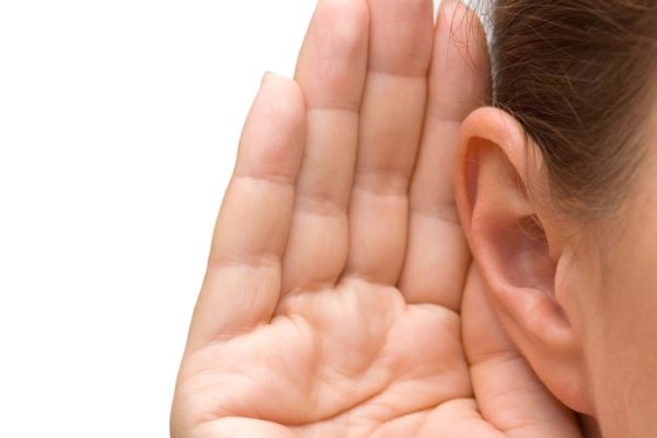 pårørende til en med høretab